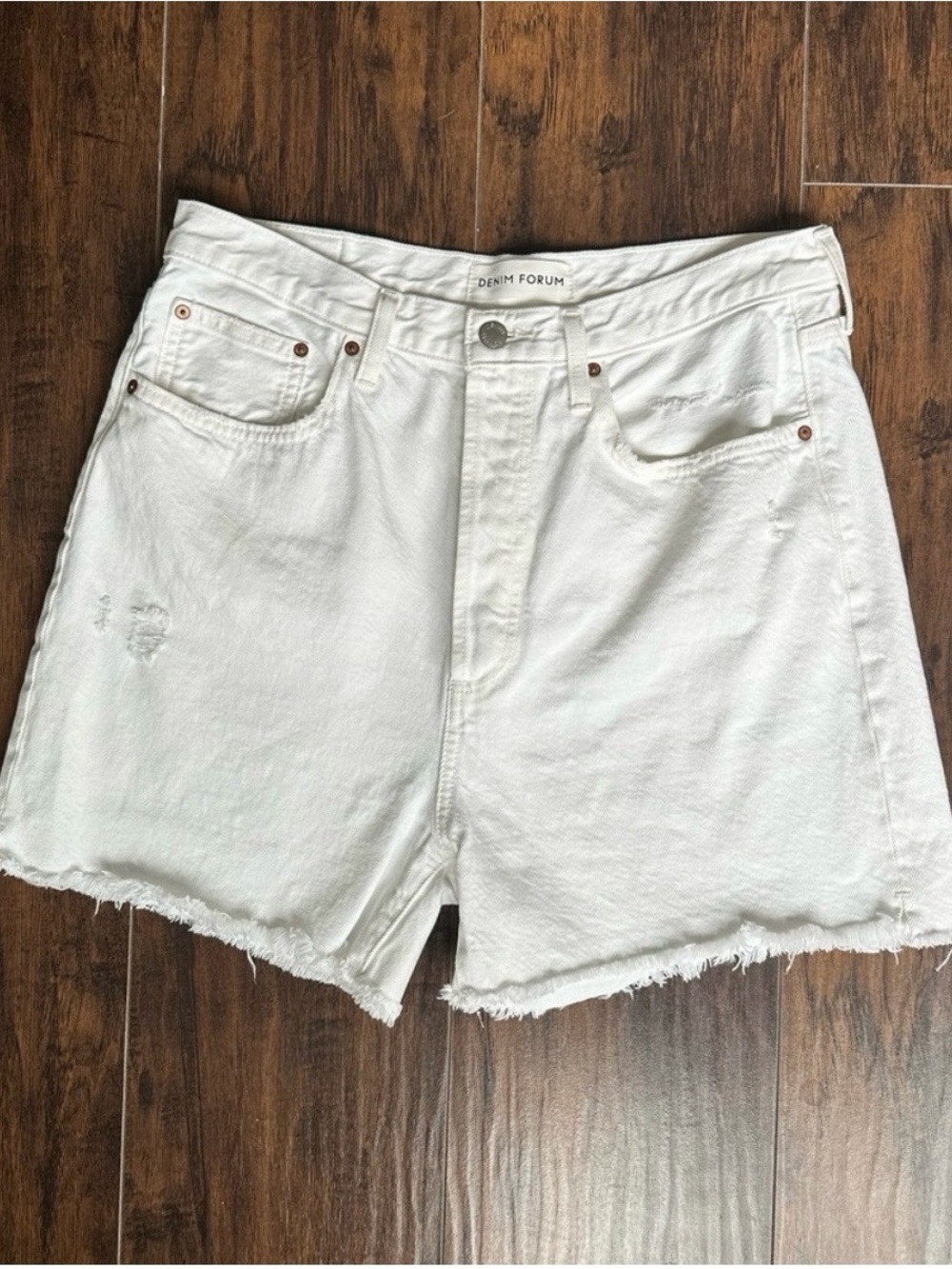 Aritzia - Denim Shorts The Toyo mid thigh shorts - Size 31